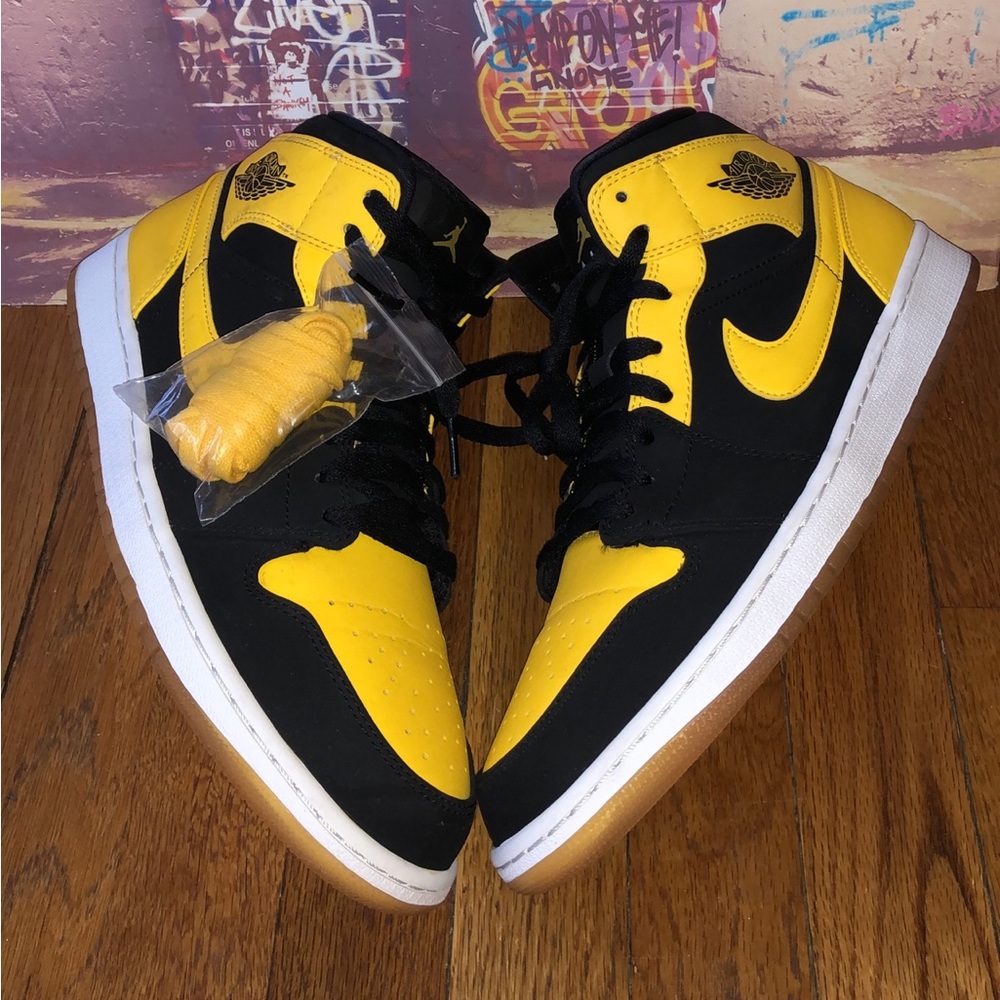 Air Jordan 1 Mid Yellow Toe Black